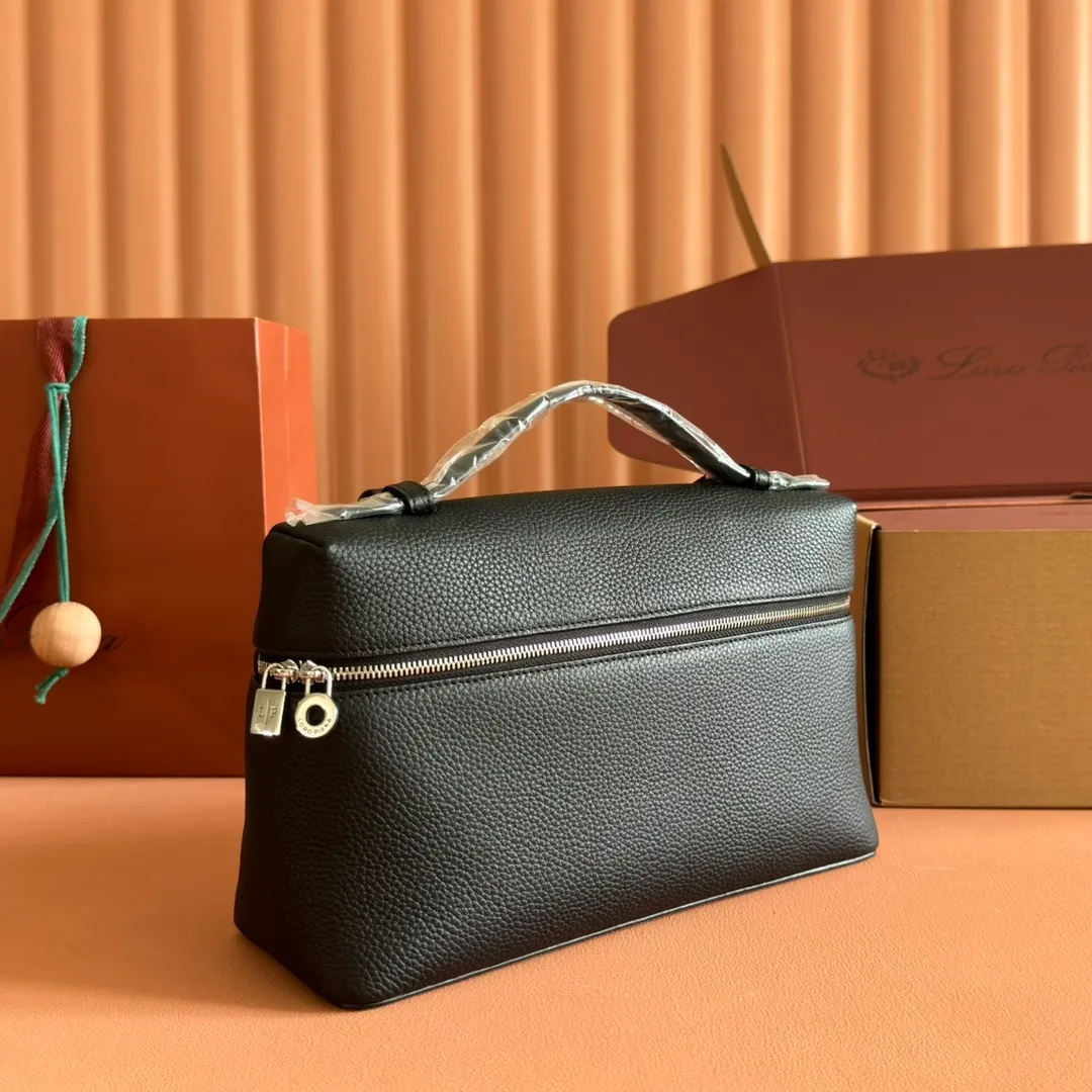 p1280💋💋💋【Original leather all-steel configuration counter complete package】𝐋𝐨𝐫𝐨 𝐏𝐢𝐚𝐧@ Extra pocket L27 series handbag/crossbody bag The most comfortable life is when it is not defined, just like loro The material design of pian@ does not require complicated design styles. The simple and soft outline is elegant and durable, like an exquisite cosmetic case, which perfectly balances appearance and functionality. The leather is delicate and feels as soft as butter. The small bag has a large capacity. It is not only portable with a thin shoulder strap, but can also be worn cross-body. Sisters who have a special liking for minimalist style can buy it. It is simple and versatile. The simpler, the more different. Stars and Instagram celebrities are all planting it. There are two sizes of 19 cm and 27 cm. One is exquisite and casual, and the other is elegant and grand. Dimensions: length 27×width 10×height 16cm (with shoulder strap)